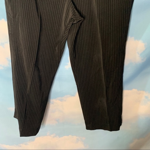 Larry Levine- Black Pinstriped Dress Capri size 12 - Picture 3 of 12